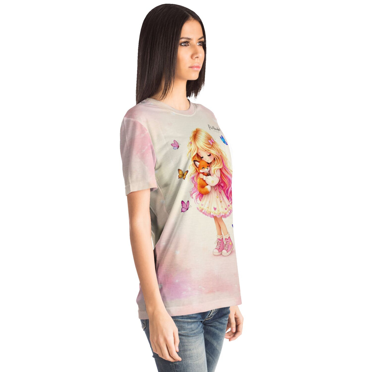 Frau trägt ein Dreamer T-Shirt mit liebevollem Mädchen und Fuchs Motiv, perfekt für Fans von Diamond Painting und Kunst