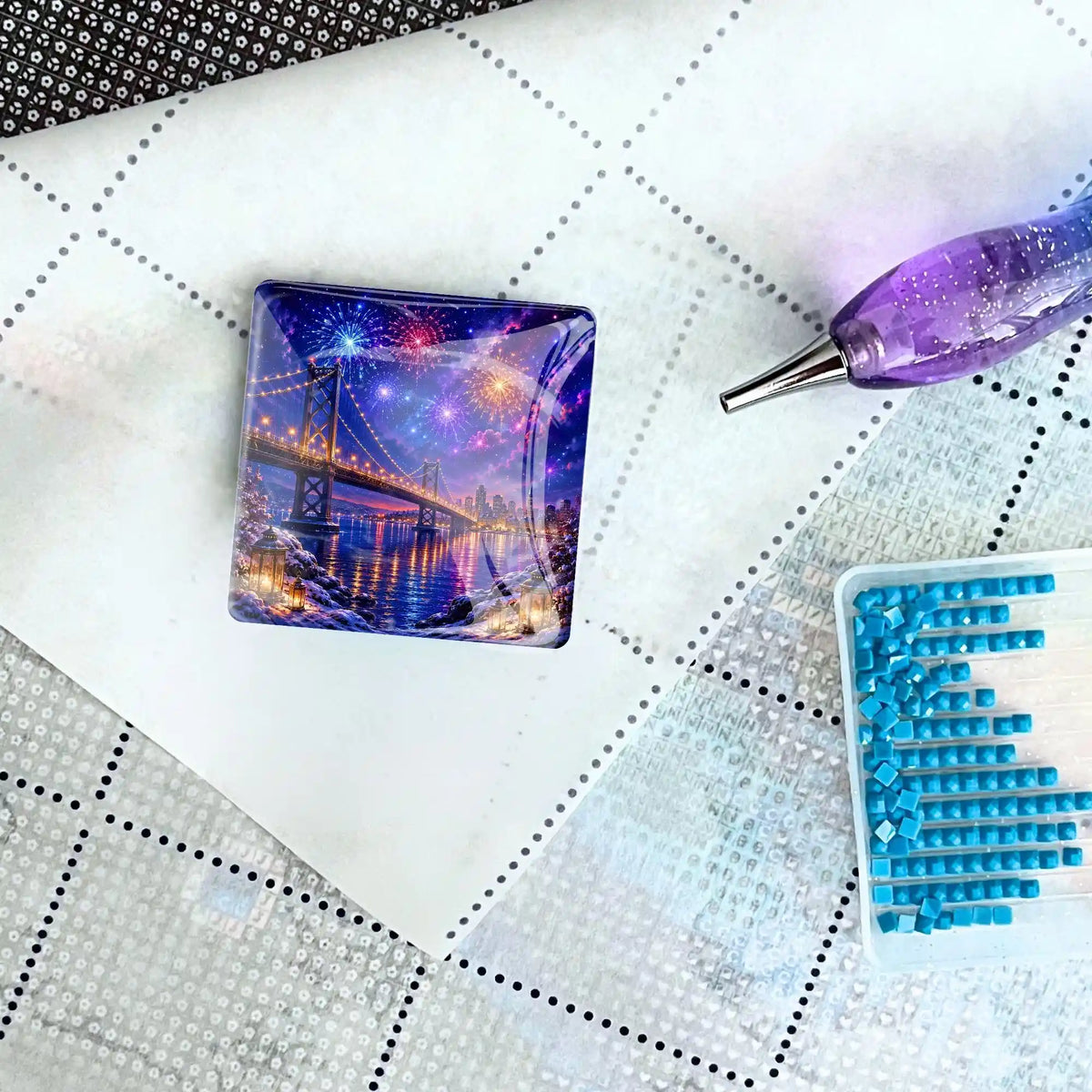Diamond Painting Cover Minder Magnet mit Brücke und Feuerwerk auf Leinwand mit Stift und Steinen
