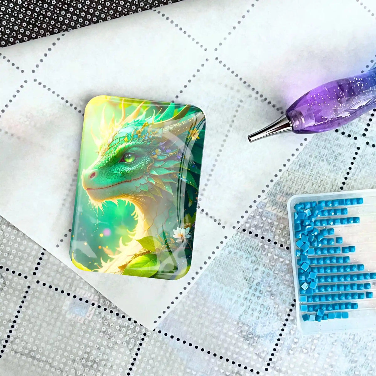 Magischer Cover Minder mit Drachenmotiv für Diamond Painting auf einer Leinwand mit Stift und Glitzersteinen