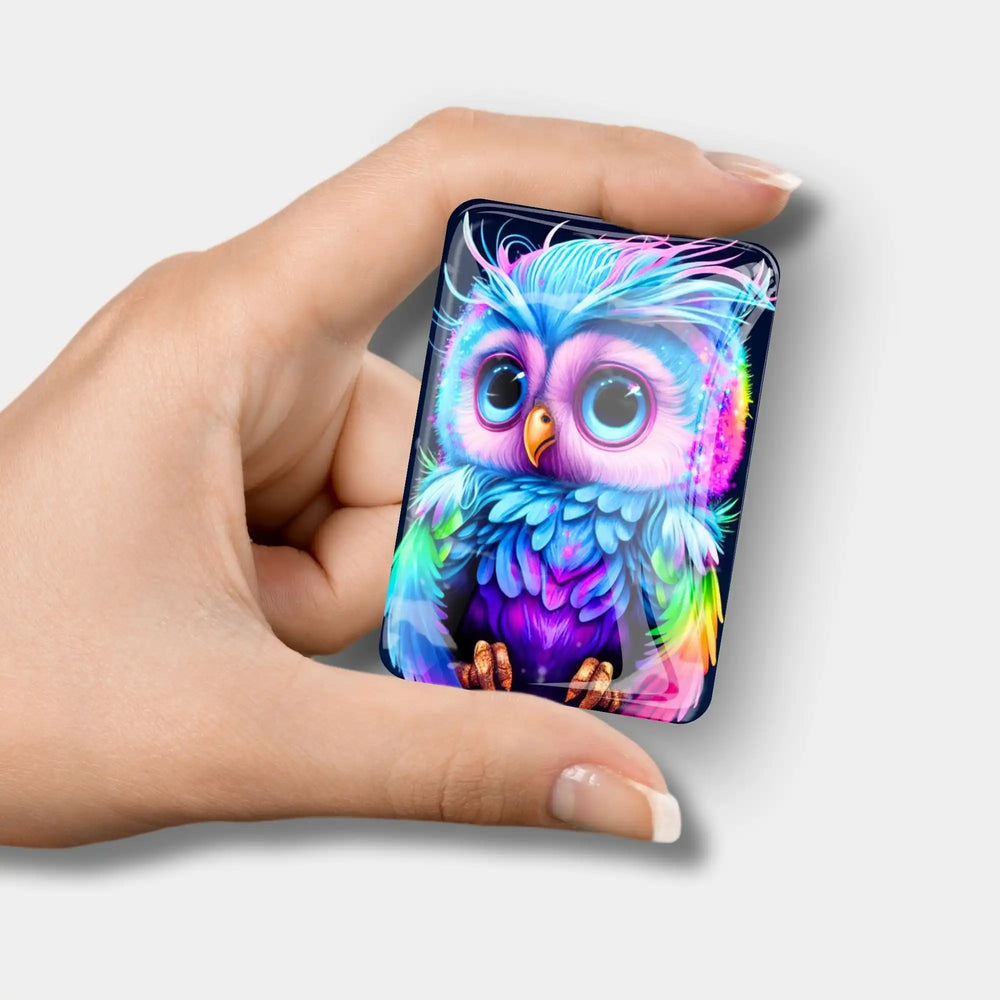 Cover Minder - Petite chouette colorée dans un tourbillon de couleurs