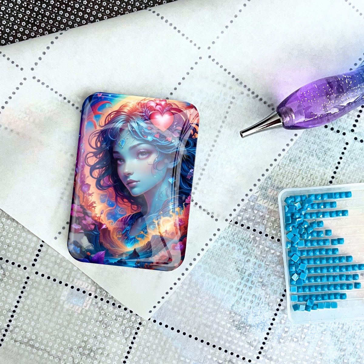 Mystic Girl Cover Minder aus Glas auf Diamond Painting Leinwand mit Glitzersteinchen und Stift als Zubehör.