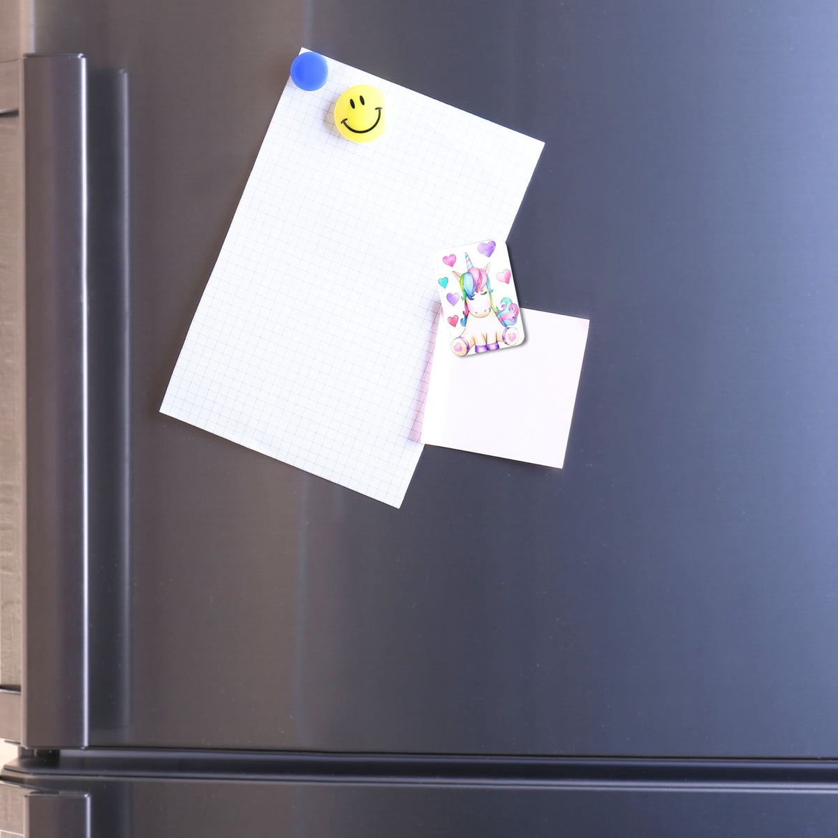 Bunter Einhorn Cover Minder aus Glas zur Fixierung bei Diamond Painting Projekten auf einem Kühlschrank befestigt