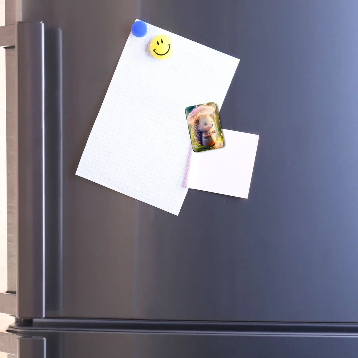 Igel-Coverminder aus Glas als nützliches Accessoire für Diamond Painting Sets am Kühlschrank befestigt
