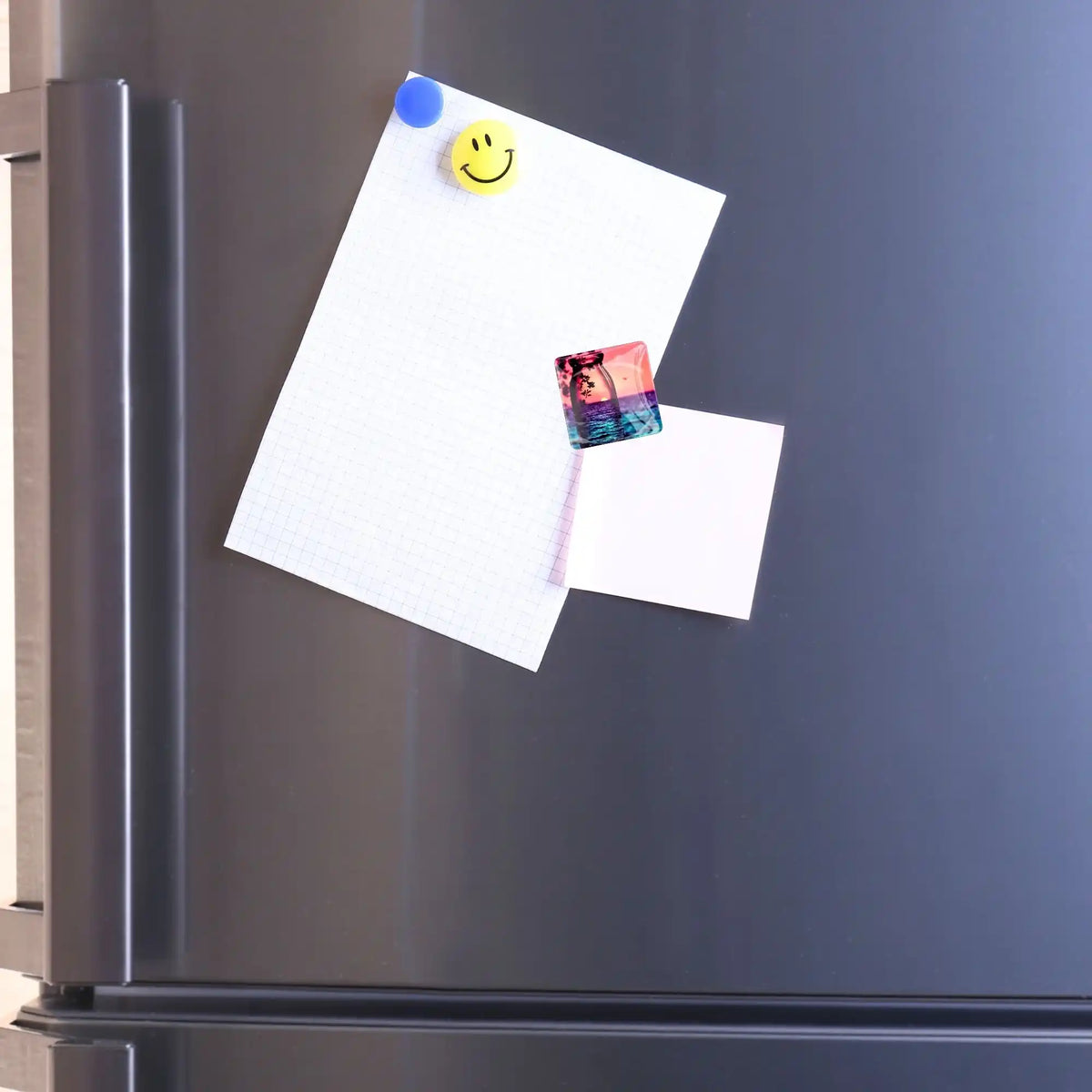Diamond Painting Cover Minder mit Motiv Roter Sonnenuntergang magnetisch an einem Kühlschrank befestigt
