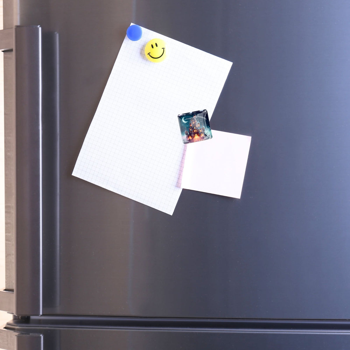 Dekorativer Diamond Painting Cover Minder Motiv Nachtschloss mit Magnet am Kühlschrank befestigt
