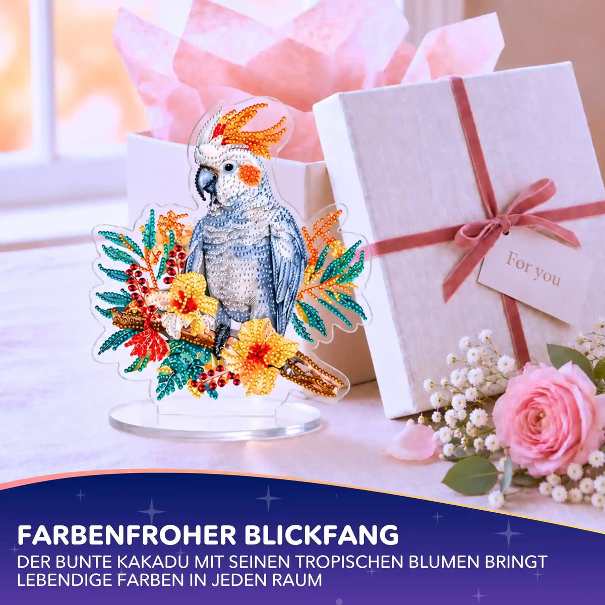 Funkelnder Diamond Painting Aufsteller Kakadu mit bunten Glitzersteinen und tropischen Blumen.