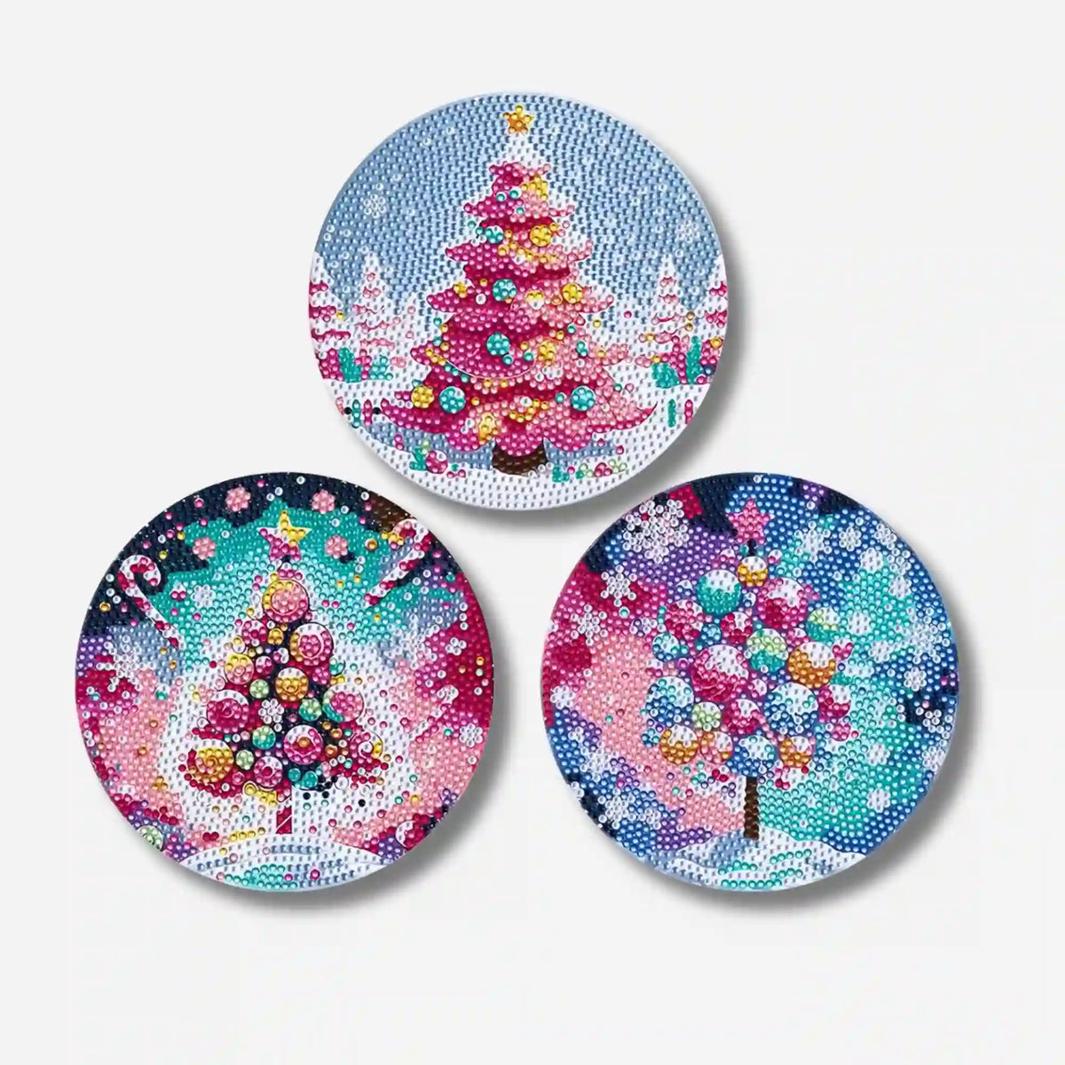 Diamond Painting Fensterbilder: 3 runde Motive mit funkelnden bunten Weihnachtsbäumen als festliche DIY-Deko.