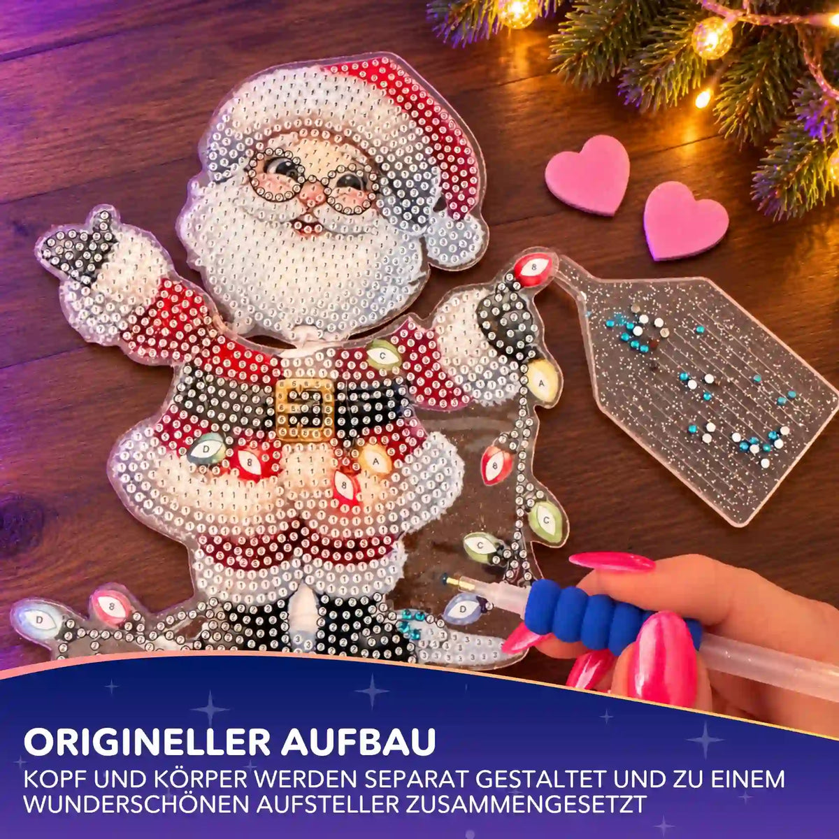 Diamond Painting Wackelaufsteller Weihnachtsmann beim Bekleben mit bunten Glitzersteinen als DIY-Weihnachtsdeko.