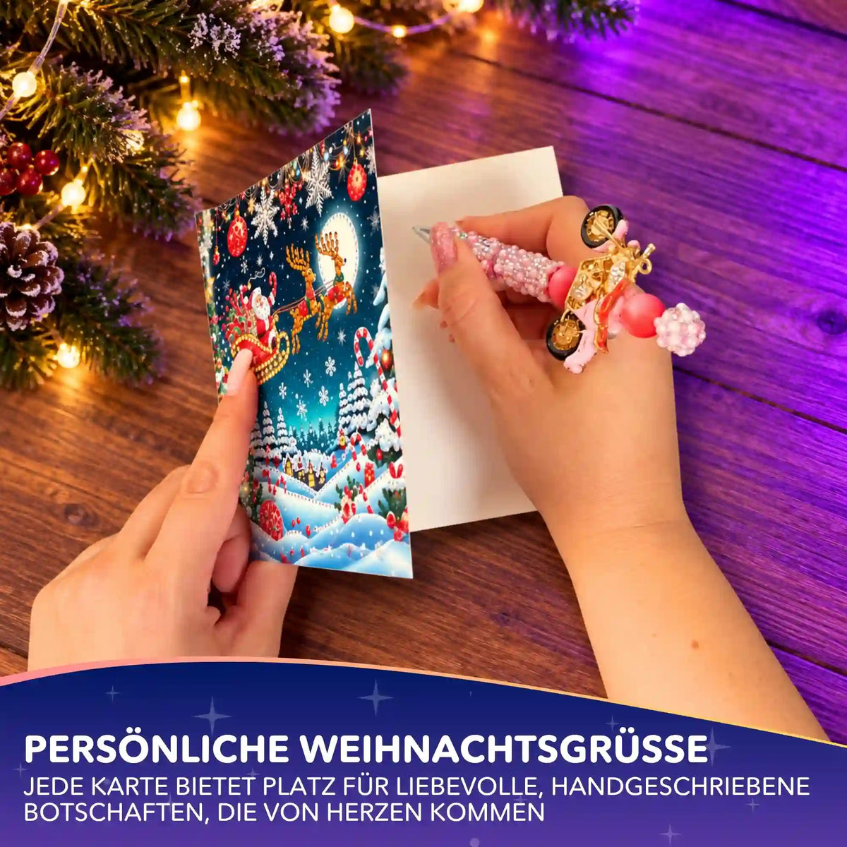 Diamond Painting Weihnachtskarte mit funkelndem Weihnachtsmann und Rentieren wird per Hand beschrieben.