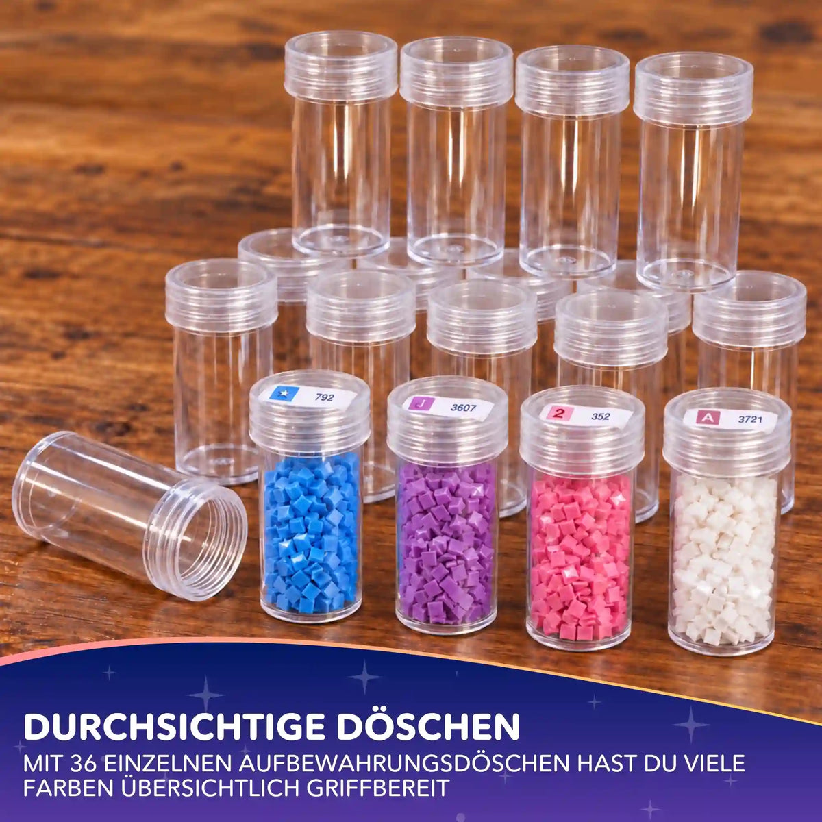 Diamond Painting Zubehör: Durchsichtige Aufbewahrungsdosen mit bunten Glitzersteinen und DMC-Etiketten.