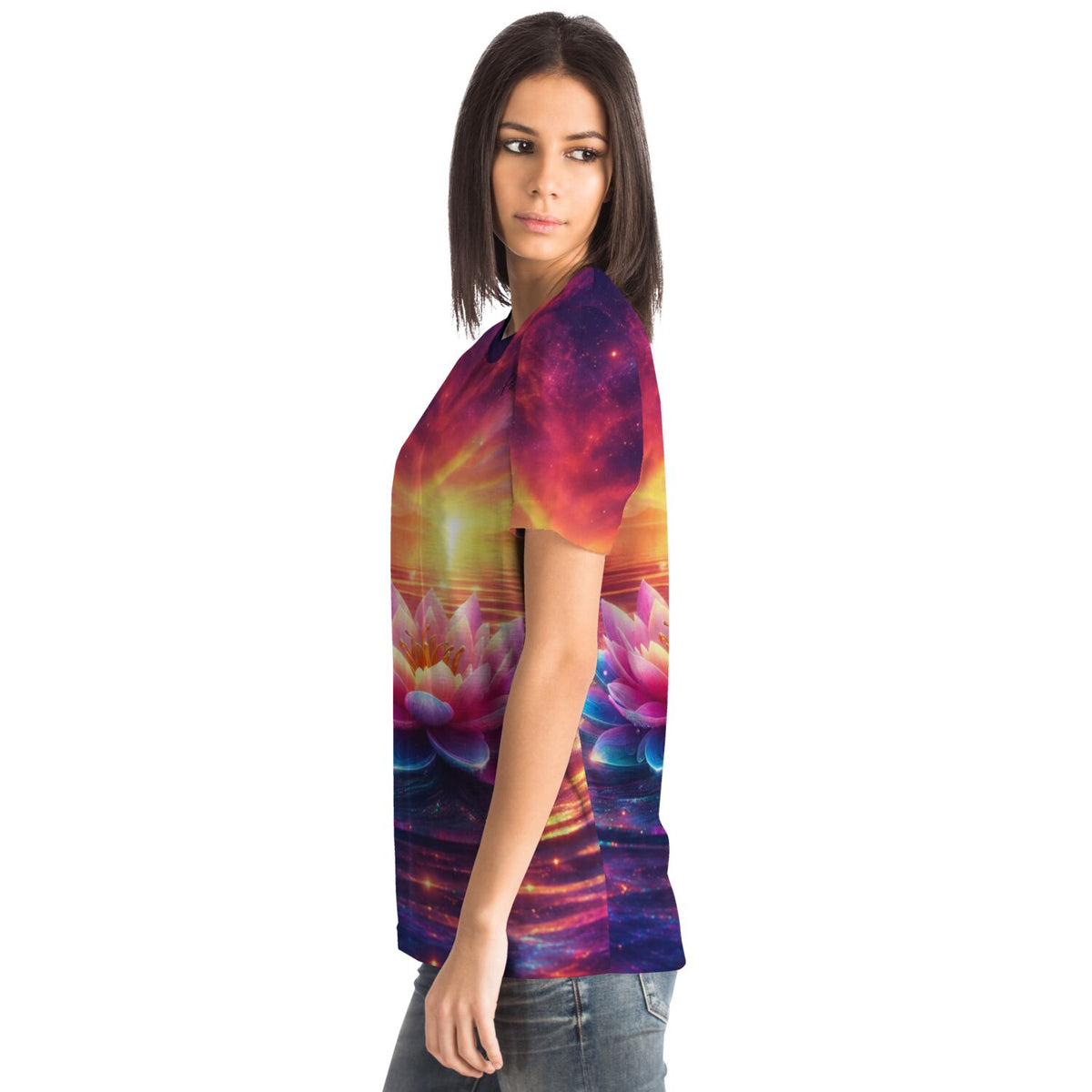 Frau trägt Dreamer T-Shirt mit lotusblüten Motiv, inspiriert von Diamond Painting und Malen nach Zahlen Kunstwerken.