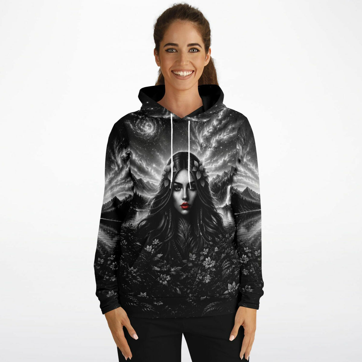 Dreamer Hoodie mit mystischem Fantasy-Print: Frau mit roten Lippen vor nächtlicher Galaxie-Landschaft im pacmondoo.comsign