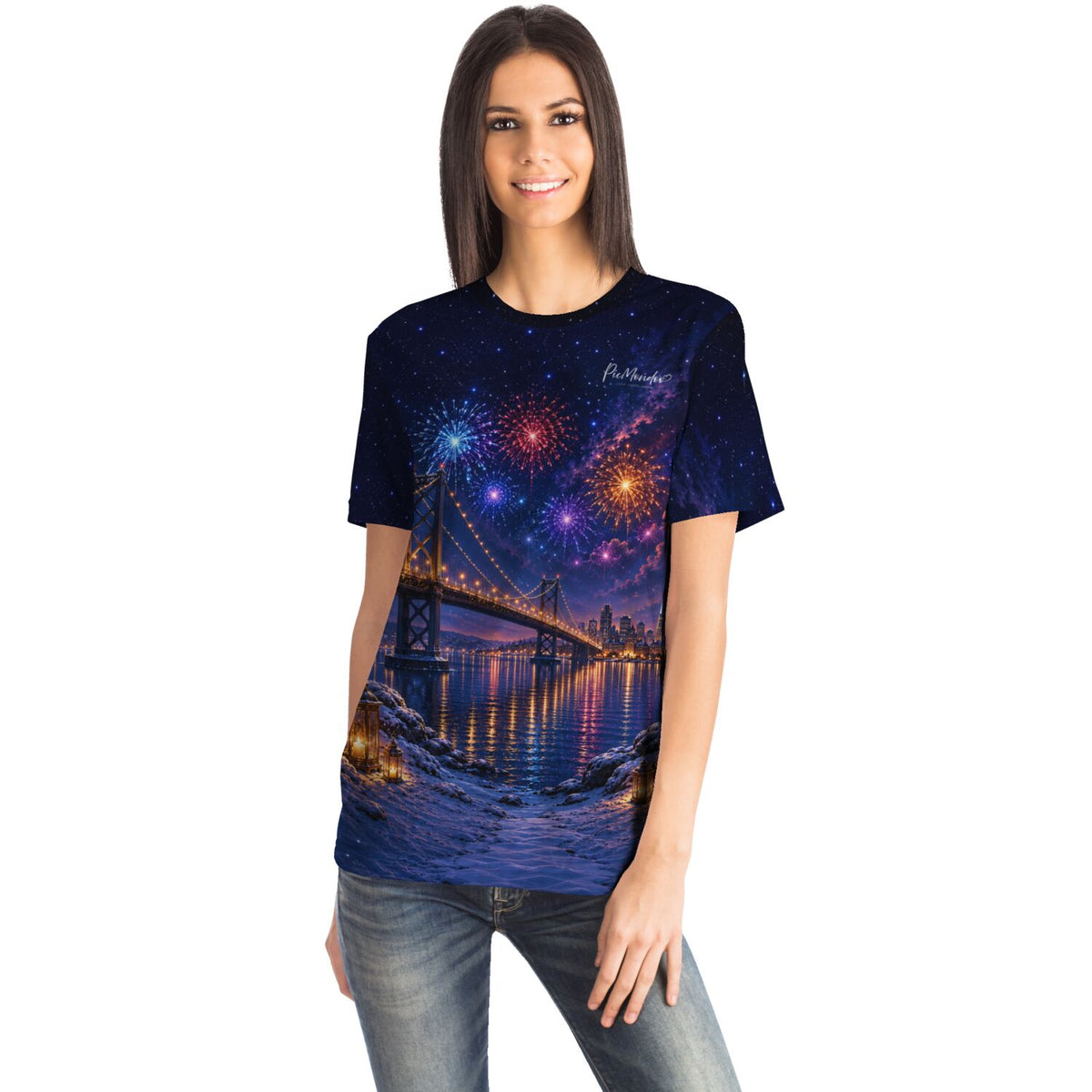 Frau trägt Dreamer T-Shirt mit Diamond Painting Motiv: nächtliche Brücke mit Feuerwerk über Wasser