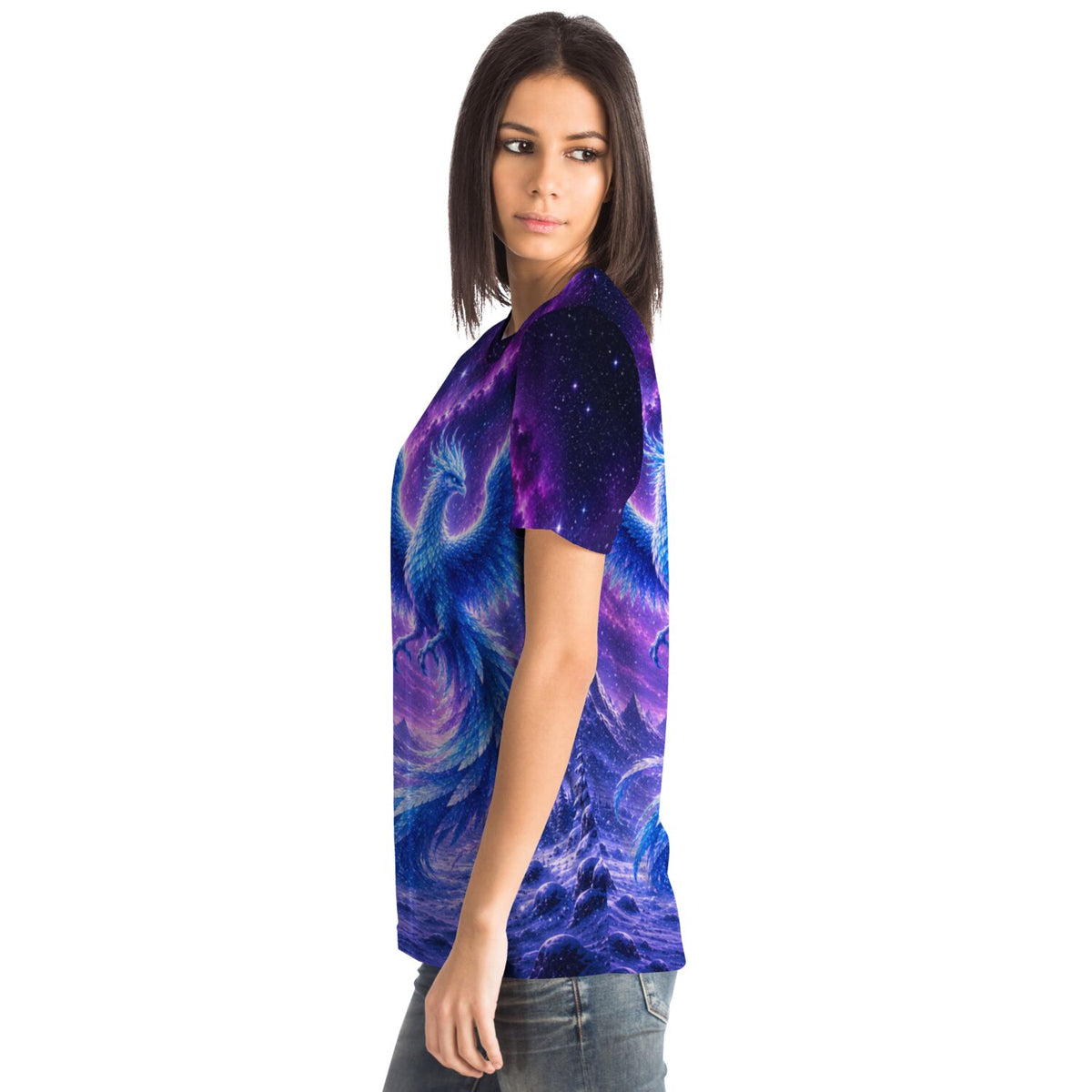 Frau trägt T-Shirt mit Winterphönix Motiv in lila Galaxie-Farben, passend zum Design-Stil für Diamond Painting Fans.