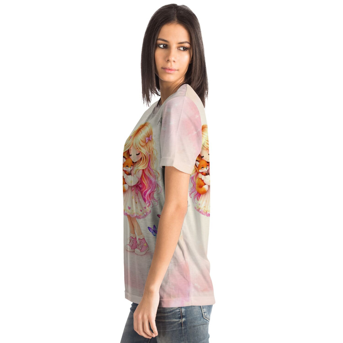 Frau trägt Dreamer T-Shirt mit liebevollem Mädchen-Motiv, inspiriert durch Malen nach Zahlen und Diamond Painting Stile