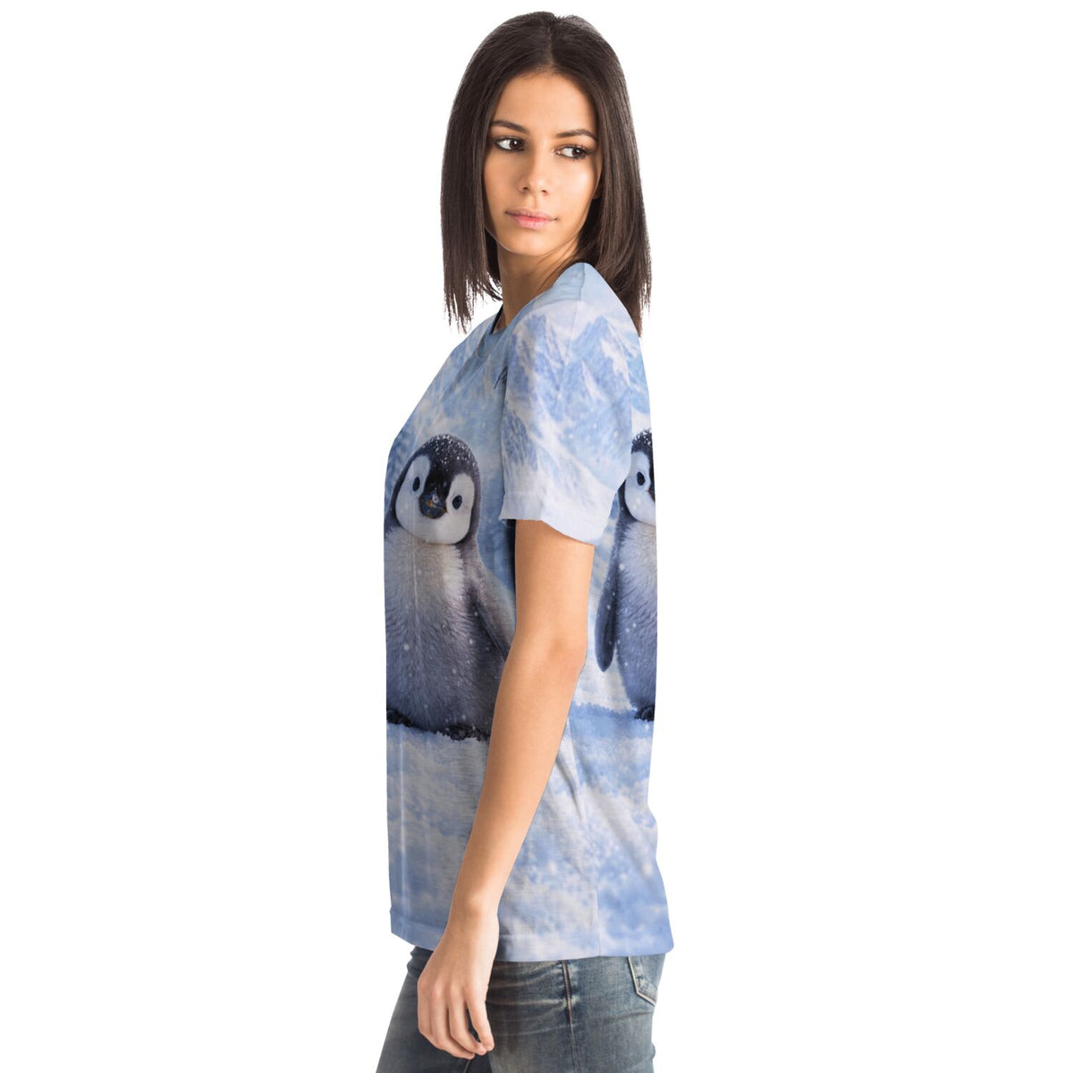 Frau trägt Dreamer T-Shirt mit Pinguin-Motiv im Winter-Design, passend zum Stil von Malen nach Zahlen-Kunstwerken