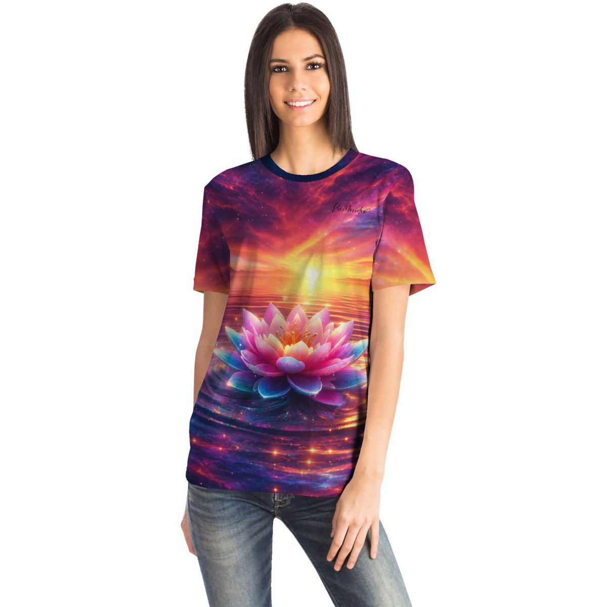 Frau trägt Dreamer T-Shirt mit leuchtender Lotosblüte im Sonnenuntergang, passend zu Diamond Painting und Kunst-Designs.