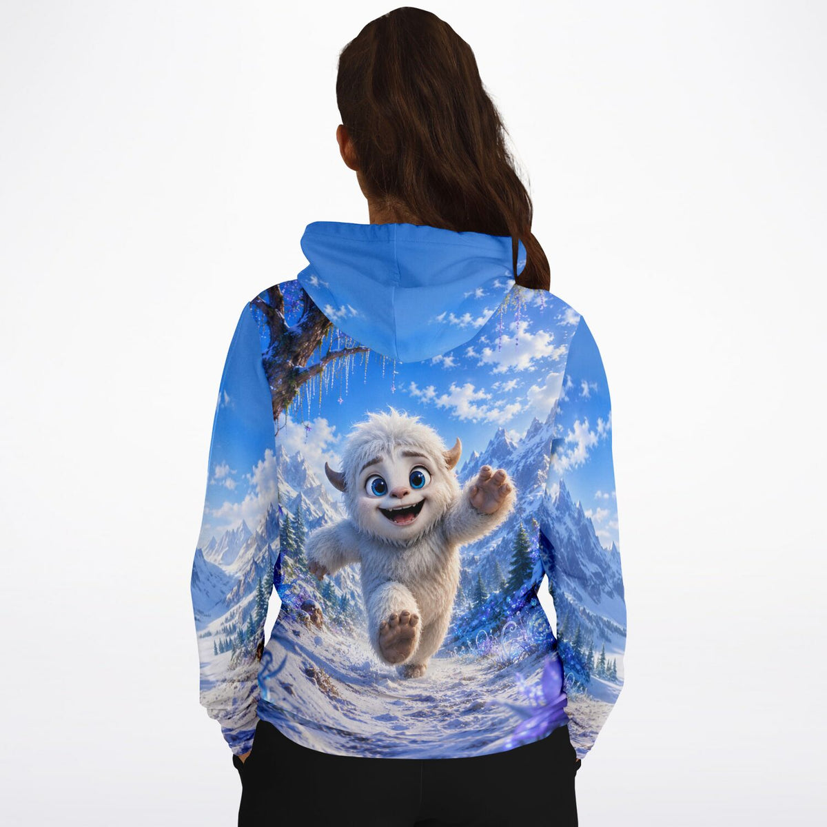 Dreamer Hoodie Mitten ins Abenteuer mit süßem Yeti-Motiv in verschneiter Berglandschaft, vollflächiger Allover-Print.