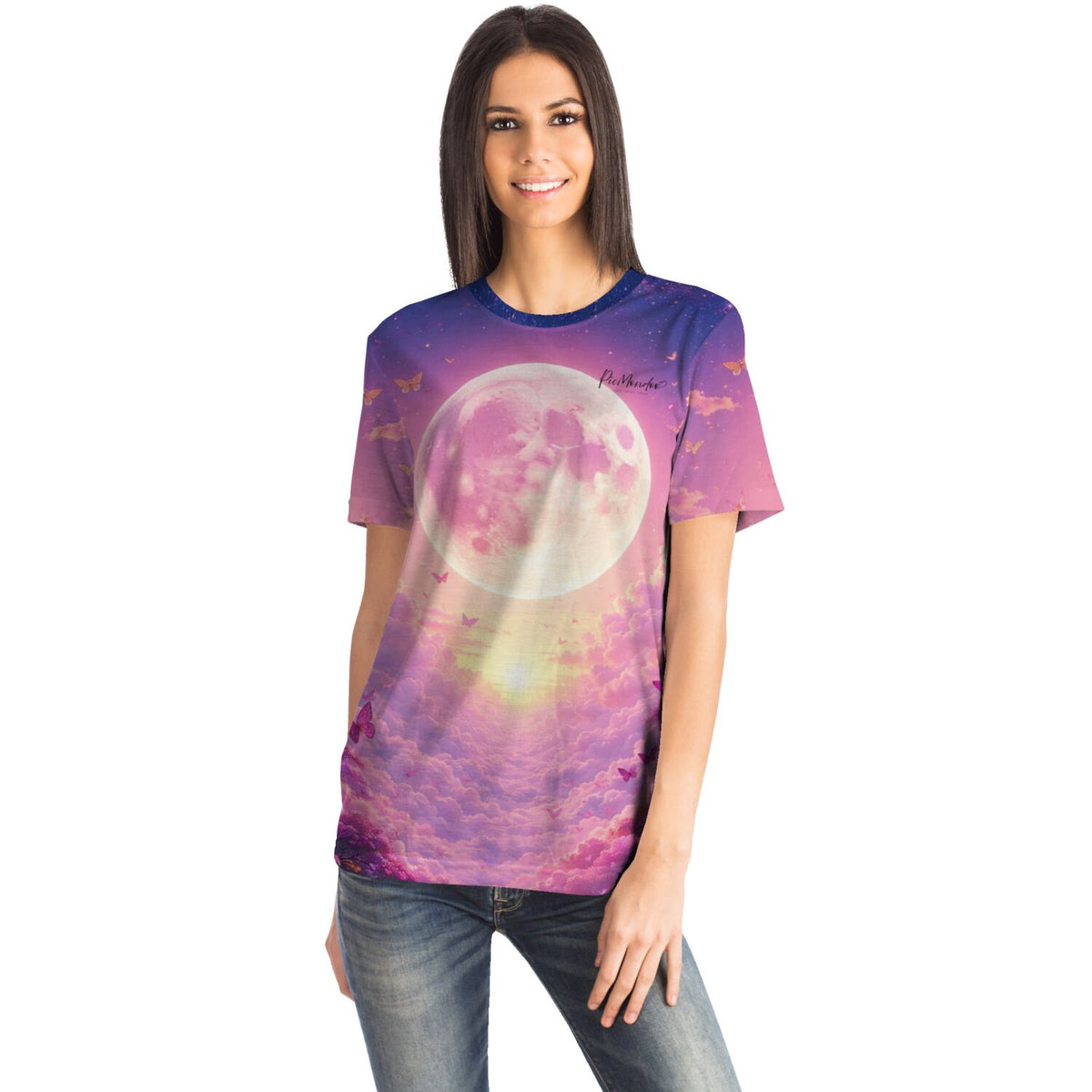 Frau trägt Dreamer T-Shirt Wolkenreich mit pinkem Vollmond, Wolken und Schmetterlingen im pacmondoo.comsign