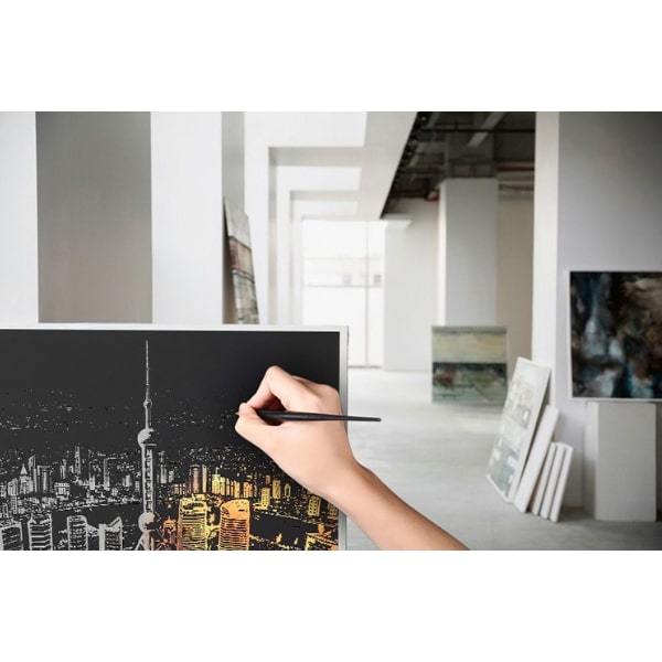 Hand beim kreativen Scratch Painting des Köln Motivs mit Kölner Dom, eine elegante DIY-Alternative zu Malen nach Zahlen.
